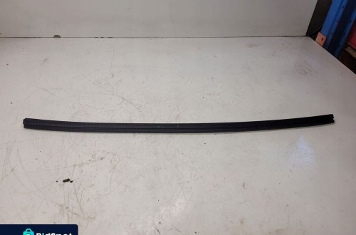 USZCZELKA ZGARNIAJĄCA DRZWI L P AUDI Q7 4L0837479