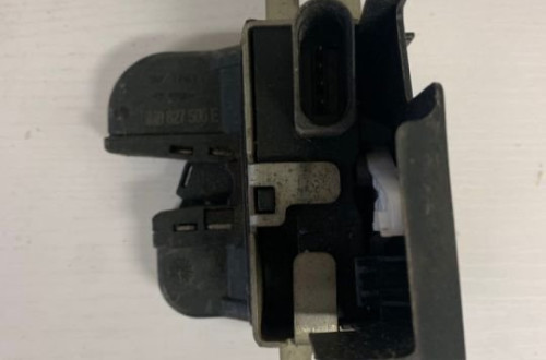 ZAMEK KLAPY TYLNEJ VOLKSWAGEN GOLF V VI KOMBI JETTA 5M0827506
