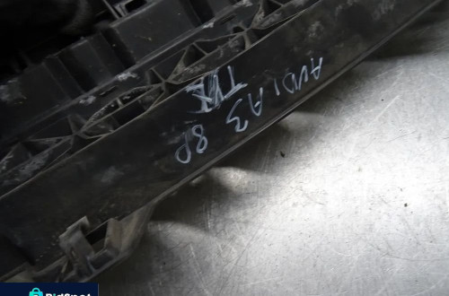 AUDI A3 8P 03-07 2.0 TDI ŚLIZG ZDERZAKA TYŁ ŚRODKOWY