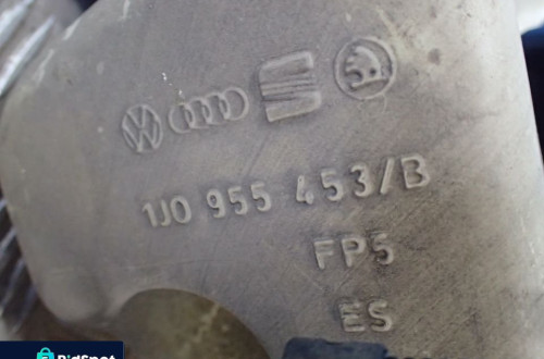 ZBIORNICZEK SPRYSKIWACZY 1J0955453/B AUDI VW RADOM