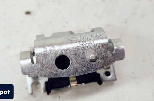 UCHWYT SIATKI ROLETY LEWY AUDI A4 B7 8E9861705B