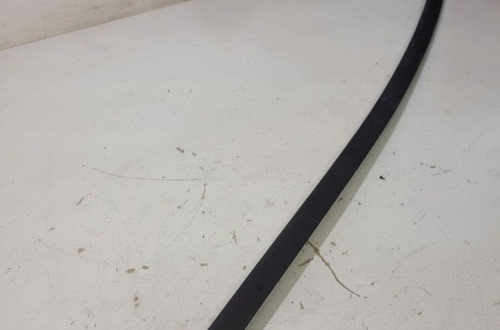 LISTWA ZGARNIAJĄCA SZYBY PRAWA AUDI Q7 4L0854328