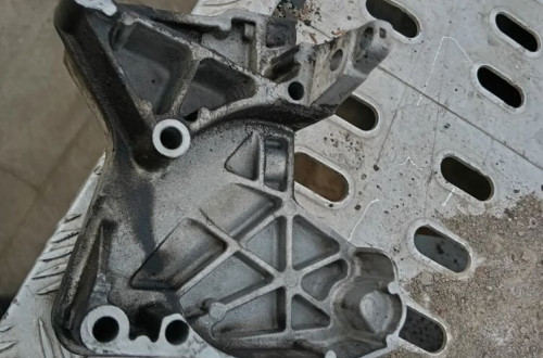 renault laguna iii 1.5dci lapa podstawa mocowanie silnika 8200633253