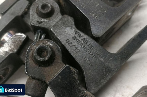 ZAWIAS DRZWI PRAWY AUDI A4 B8 A5 8T Q5 8K0831402E