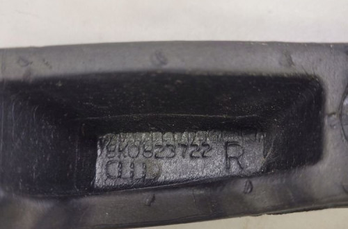 WYGŁUSZENIE BŁOTNIKA PIANKA AUDI A4 B8 8K0823722R