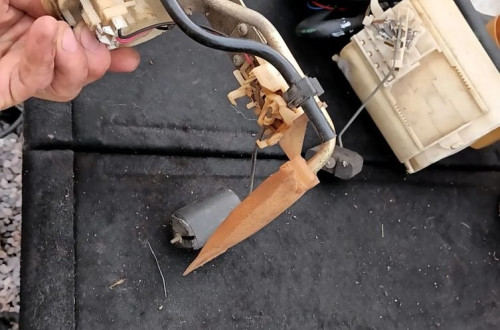 toyota yaris verso 1.5b wskaznik poziomu paliwa 77010-12340