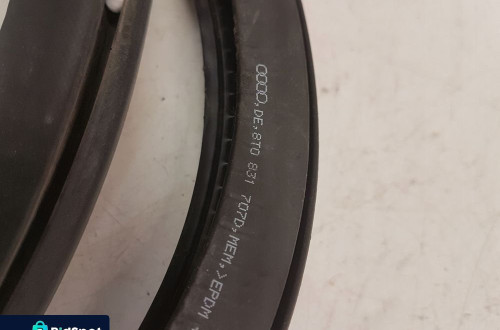 USZCZELKA DRZWI DOLNA AUDI A5 8T0831707D