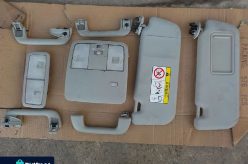 TOYOTA AVENSIS T29 SEDAN PODSUFITKA OŚWIETLENIE OSŁONY PRZECIWSŁONECZNE RĄCZKI PODSUFITKI