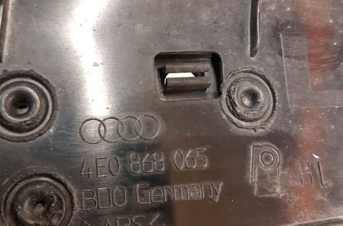 BOCZEK DRZWI LEWY TYŁ AUDI A8 D3 LIFT 4E0868065