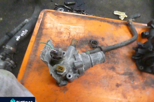 renault megane i obudowa termostatu 7700866299