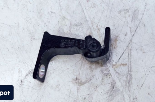ZAWIAS DRZWI PRAWY AUDI A1 8X4 8X4833404B