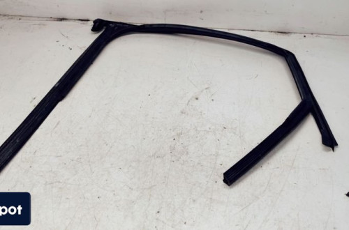 USZCZELKA DRZWI PRAWY TYŁ AUDI A3 8V 8V4839440D