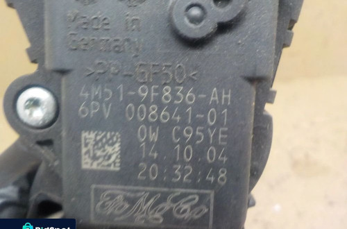 VOLVO V50 2.4B PEDAŁ GAZU 4M51-9F836-AH