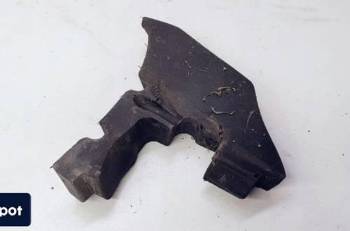 WYGŁUSZENIE BŁOTNIKA PIANKA AUDI Q5 8R 8R0821197