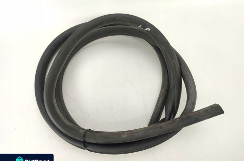 USZCZELKA DRZWI LEWY PRZÓD DACIA DUSTER I (2010-2013)