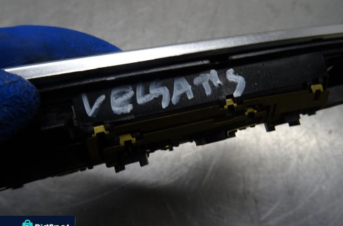 RENAULT VEL SATIS LIFT LAMPKA PODSUFITKI 8200379368