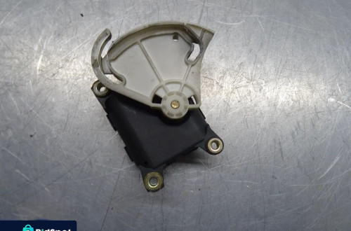 PASSAT B5 FL SEDAN 1.9TDI SILNICZEK NAGRZEWNICY 0132601148