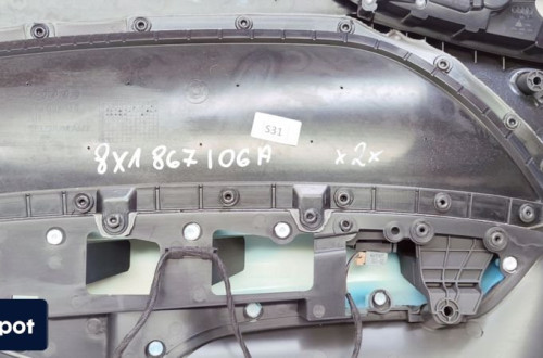 BOCZEK DRZWI PRAWY PRZÓD AUDI A1 3-D 8X1867106A *2