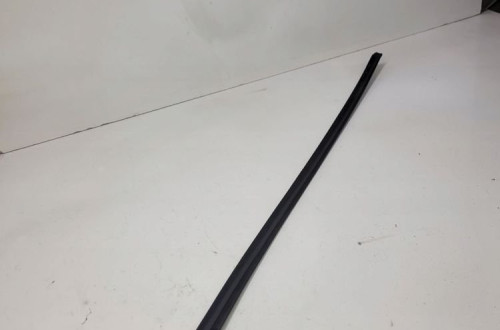 LISTWA ZGARNIAJĄCA SZYBY LEWA AUDI A4 B7 8E0854327
