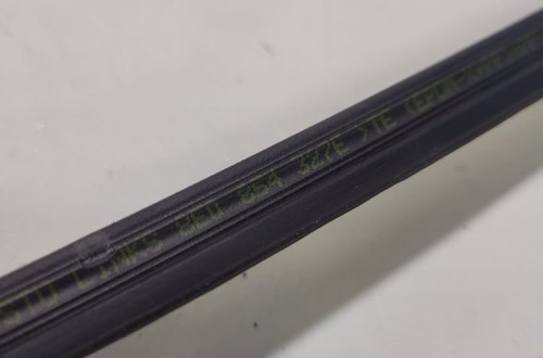 LISTWA ZGARNIAJĄCA SZYBY LEWA AUDI A4 B7 8E0854327