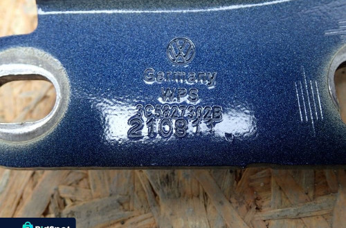 ZAWIAS PRAWY VW PASSAT B7 SEDAN 3C5827302B LH5X