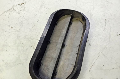 KRATKA POWIETRZA TYŁ AUDI A6 C8 6R0819465B