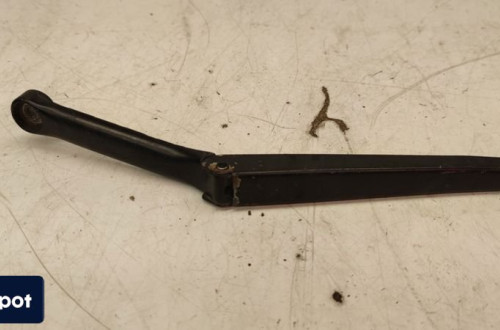 RAMIĘ WYCIERACZKI LEWE AUDI A6 C5 4B1955407A