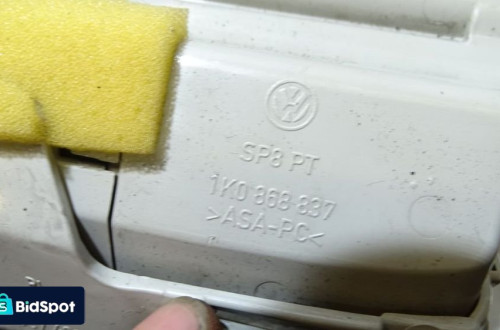 LAMPKA OŚWIETLENIA KABINY VOLKSWAGEN PASSAT B6 2.0TDI 1K0868837