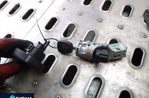 citroen c4 1.6hdi stacyjka korek paliwa n0502455