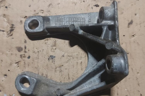 Łapa wspornik skrzyni biegów Volvo XC60 30713236