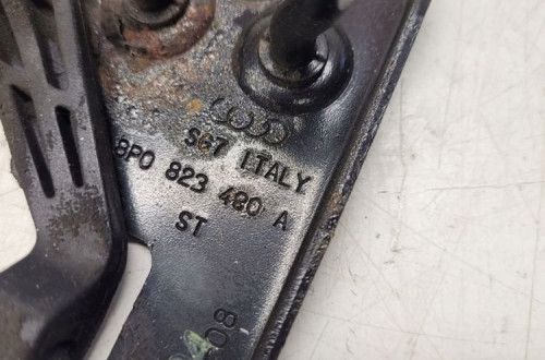ZAMEK MASKI RYGIEL AUDI A3 8P FL 08-12 8P0823480A
