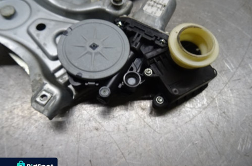 TOYOTA VERSO 09-12 PODNOŚNIK SZYB PRAWY TYŁ TYLNY