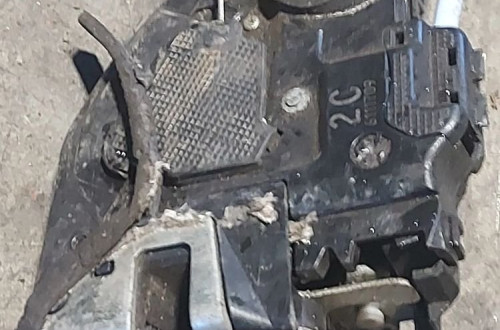 Zamek drzwi przedni prawy przód Toyota Corolla '07r A046693