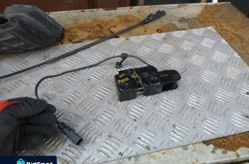 audi q5 zamek przod przedni maski 8k0823509d