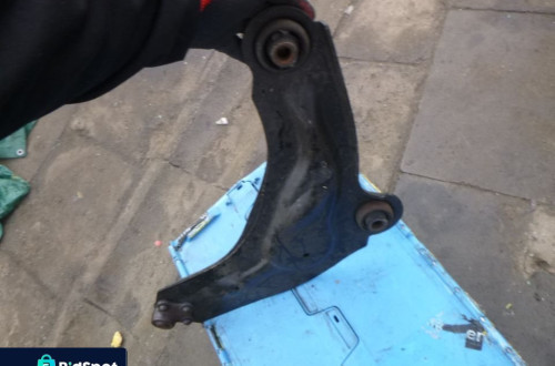 trafic vivaro wahacz przod przedni lewy