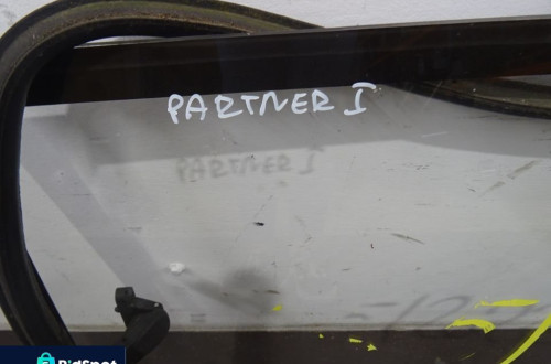 PEUGEOT PARTNER I 96-01 1.4 SZYBA KAROSERYJNA TYLNA ŚRODKOWA PRAWA