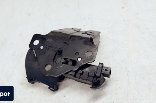ZAMEK KLAPY TYŁ AUDI A3 A4 B8 A5 A6 Q7 8P4827505C
