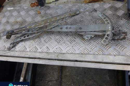 MERCEDES W123 PODNOSNIK SZYB LEWY PRZOD