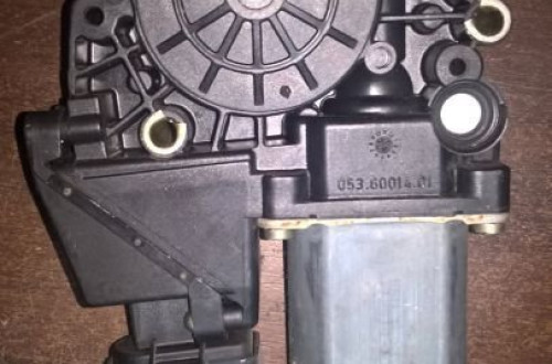 SILNIK PODNOŚNIKA AUDI A3 96- PRAWY PRZÓD