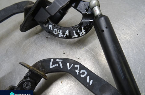 VOLVO V70 II 00-04 2.4D ZAWIASY SIŁOWNIKI KLAPY BAGAŻNIKA 8643098