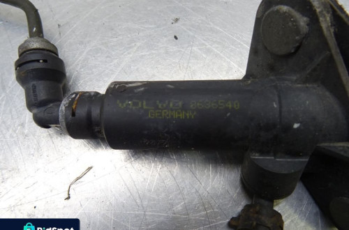 VOLVO V70 II 00-04 2.4D POMPKA PRZEWÓD SPRZĘGŁA WYSPRZĘGLIK 8636540