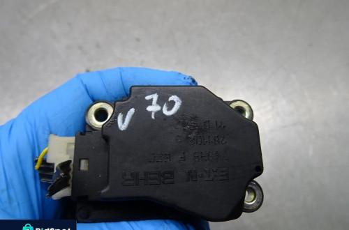 VOLVO V70 II 00-04 2.4D SILNICZEK NAGRZEWNICY 74933F