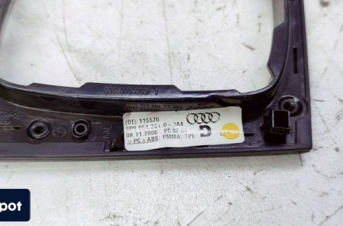 RAMKA MIESZKA BIEGÓW AUDI A3 8P 8P0864261D 3A4