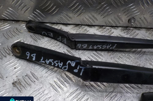 VOLKSWAGEN PASSAT B6 RAMIONA WYCIERACZEK PRZÓD EU