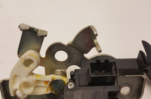 ZAMEK KLAPY TYŁ AUDI A3 A4 B8 A5 A6 A8 8K9827505
