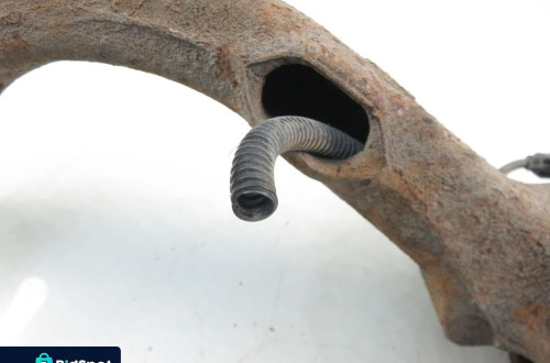 ZWROTNICA PIASTA PRZEDNIA LEWA VW PASSAT B5 1.9 TDI 8D0407257S