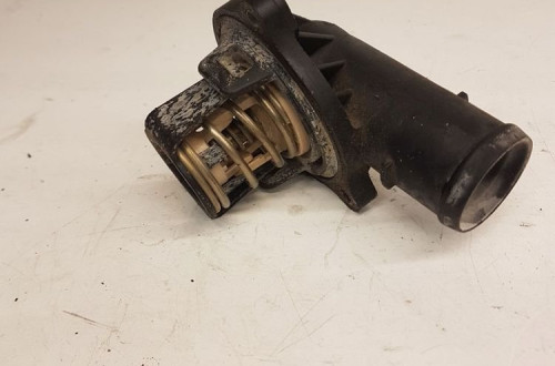 TERMOSTAT OBUDOWA AUDI A4 A5 Q5 3.0 TDI 059121111N