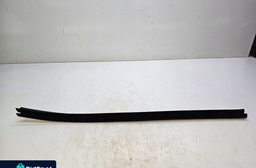 LISTWA ZGARNIAJĄCA SZYBY PRAWY PRZÓD AUDI A3 8V SEDAN 8V5837480