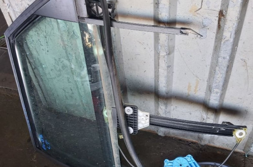 AUDI A4 B7 KOMBI 05r PODNOŚNIK RAMKA LEWY TYŁ