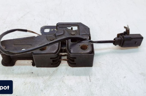 ZAMEK MASKI RYGIEL AUDI A4 B7 8E0823509C